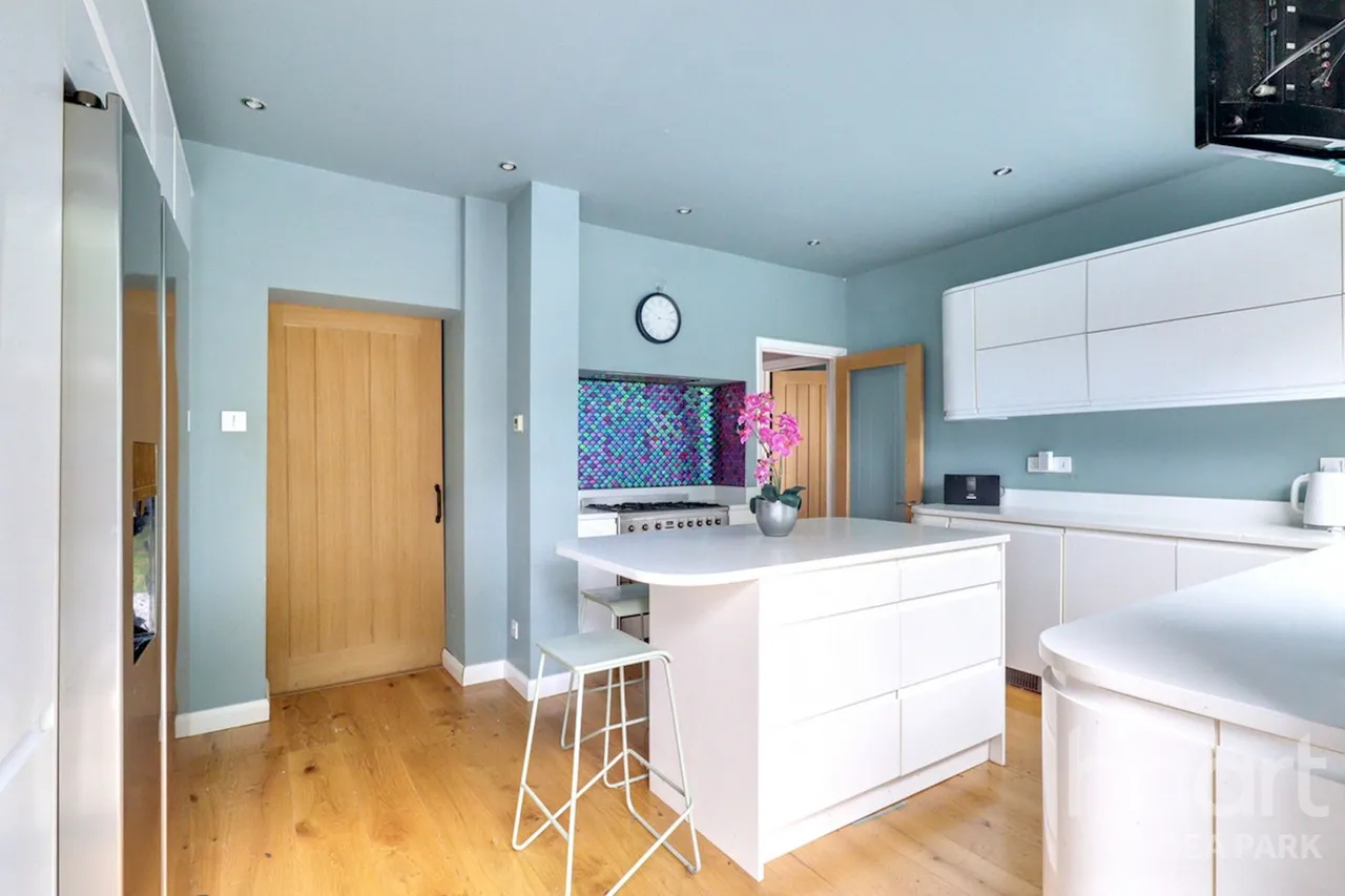 Netherpark Drive, Gidea Park, RM2, photo 6