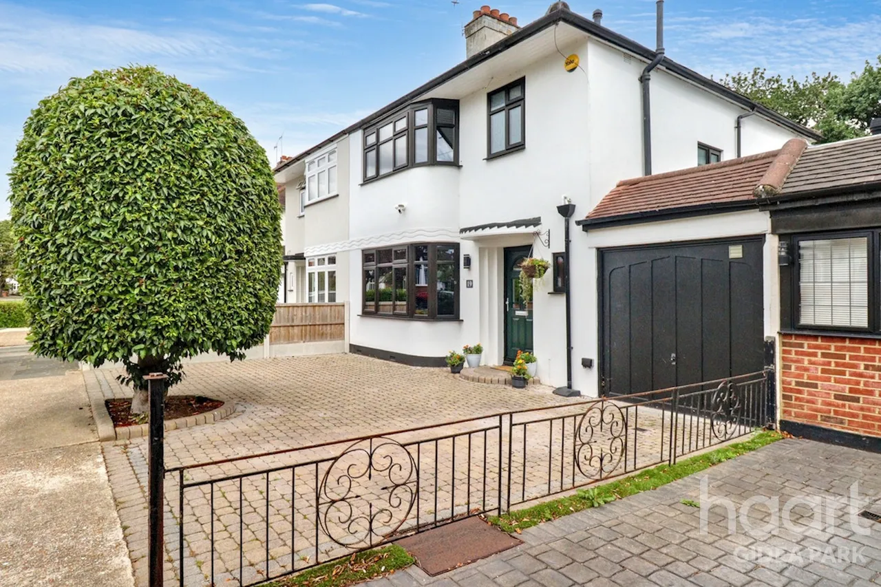 3 bed house for sale, Netherpark Drive, Gidea Park, RM2