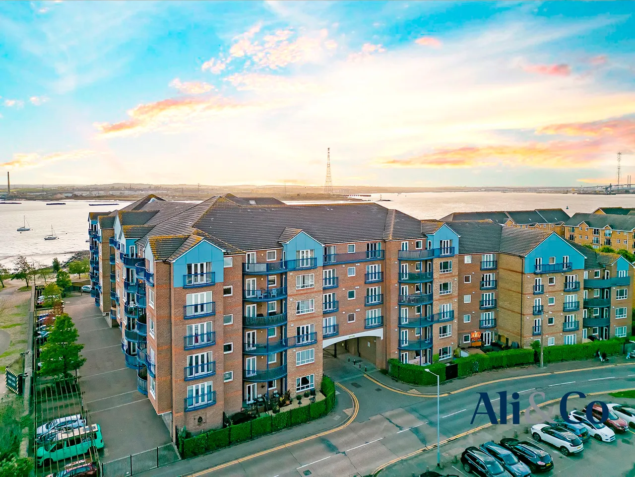 2 bed flat for sale — Argent Court, Grays, Essex, RM17 6QT