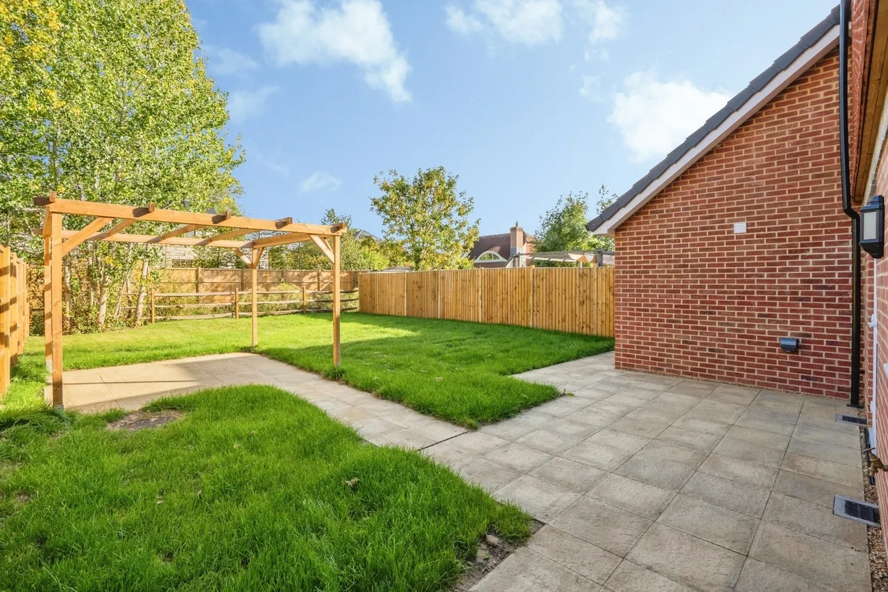 Orchard Close, Bosham, PO18, photo 11