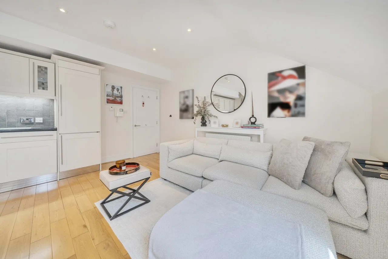 2 bed flat for sale, Worcester Gardens, Battersea, SW11