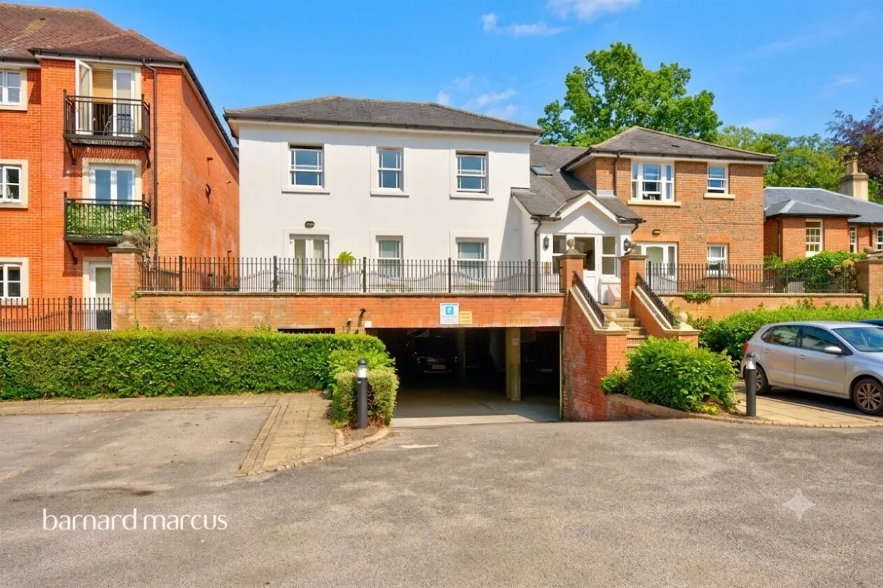 1 bed flat for sale — Horsham Road, Dorking