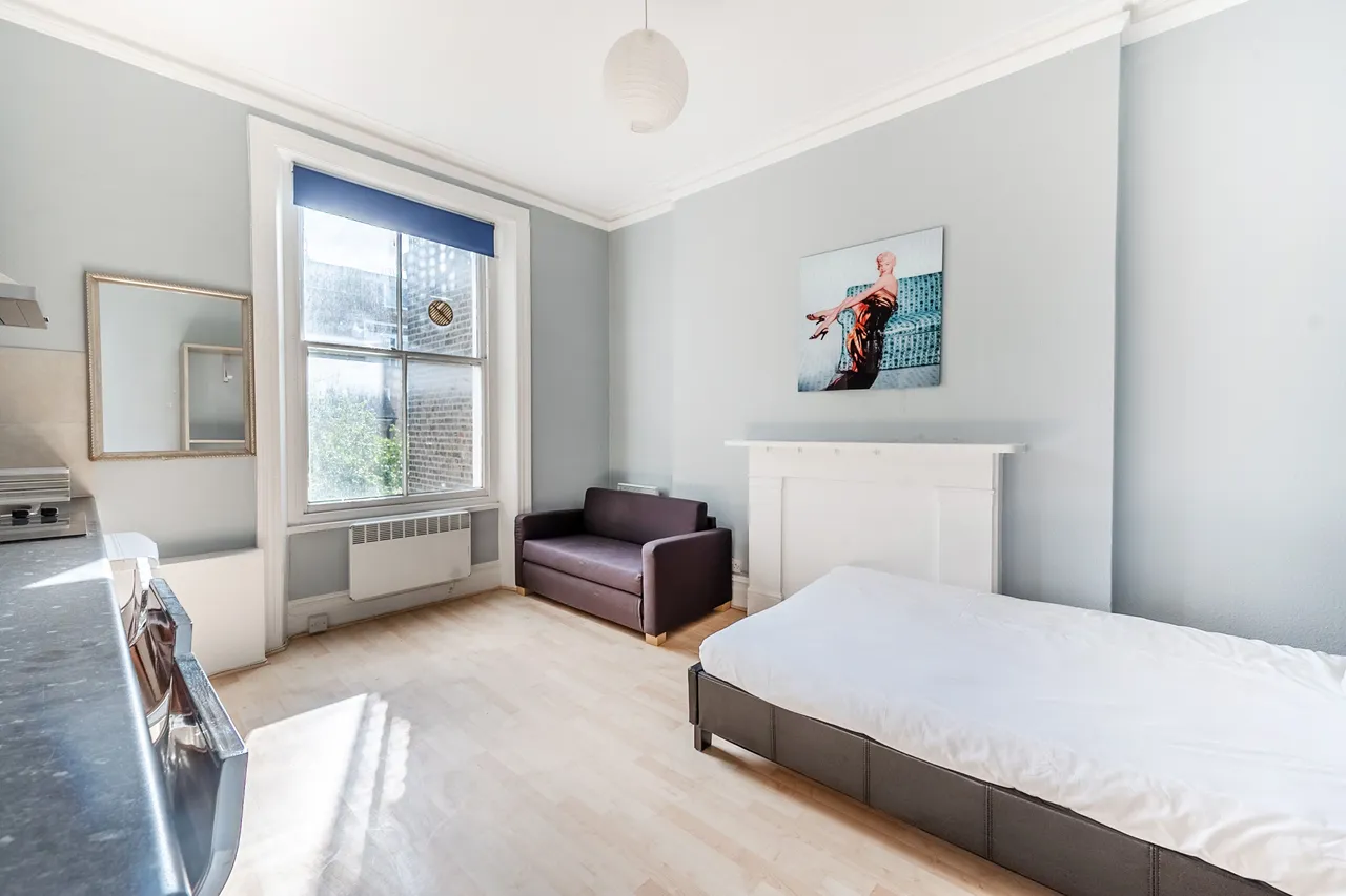 flat to rent — Flat 7, 22 Marloes Road, London