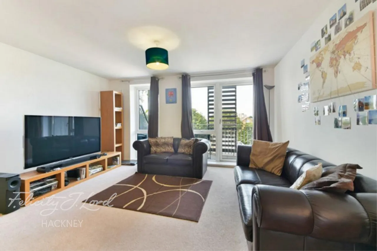 2 bed flat to rent, Andre Street