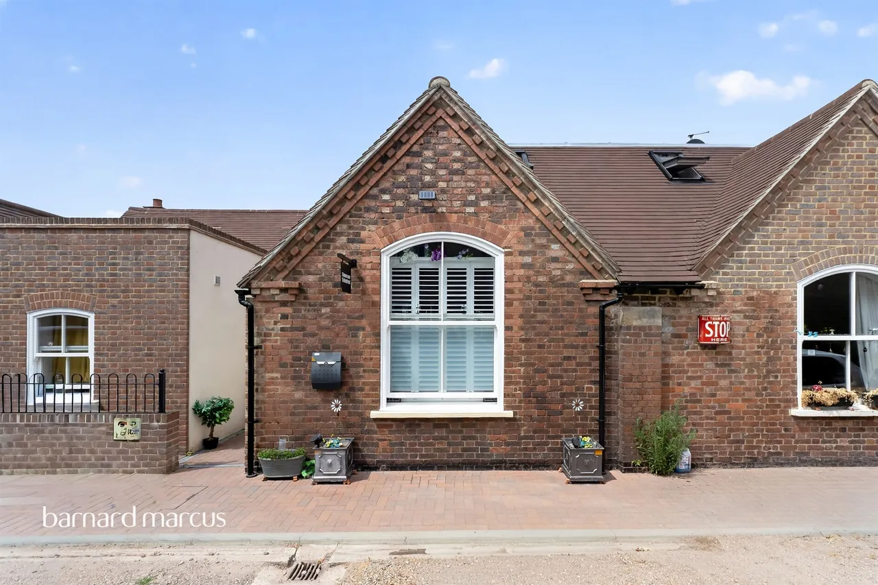 1 bed house for sale, Ansell Road, Dorking, RH4