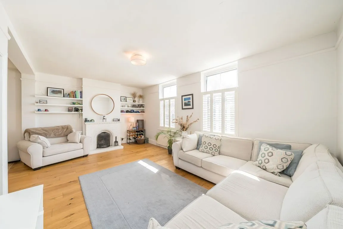 3 bed flat for sale, Queens Road, Weybridge, KT13