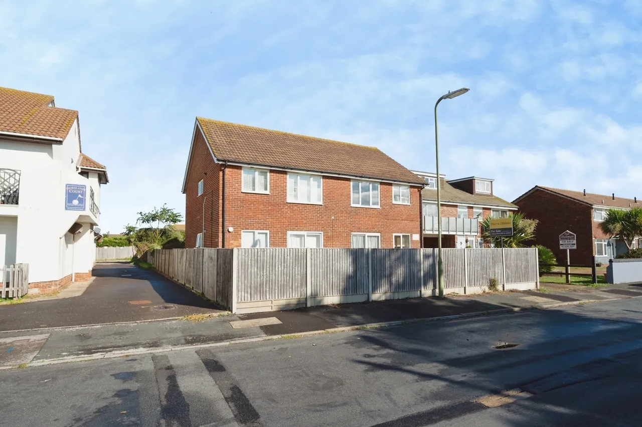 Southwood Road, Hayling Island, PO11, photo 17