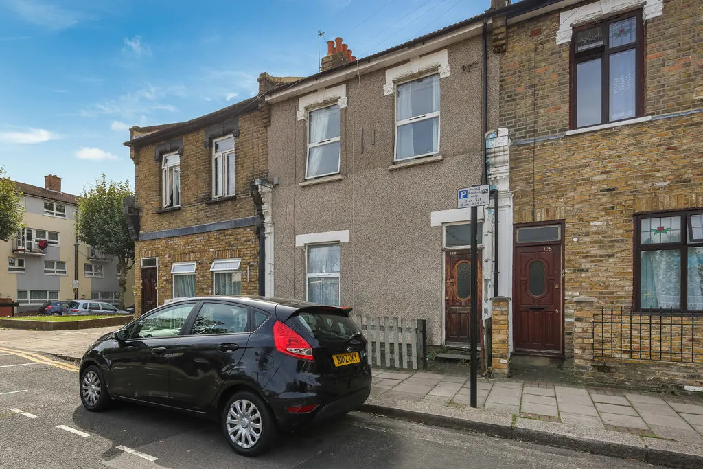 3 bed flat to rent, Stratford Road, London, E13