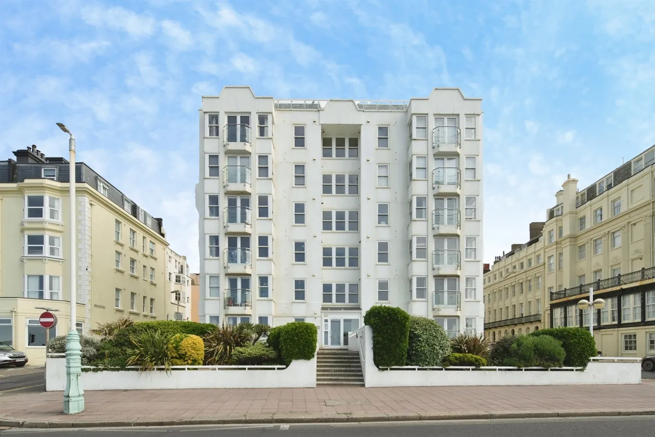3 bed flat for sale — Kings Road, Brighton