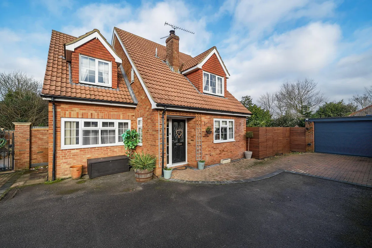5 bed house for sale — Western Way, Basingstoke, RG22