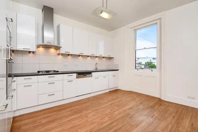 3 bed flat to rent, Royal Crescent, London, W11
