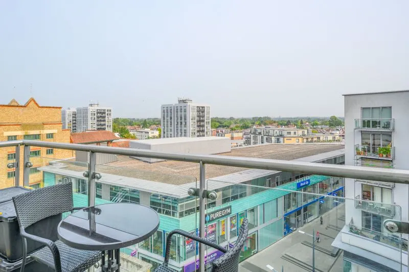 2 bed flat for sale — The Heart, Walton-On-Thames KT12 1GF