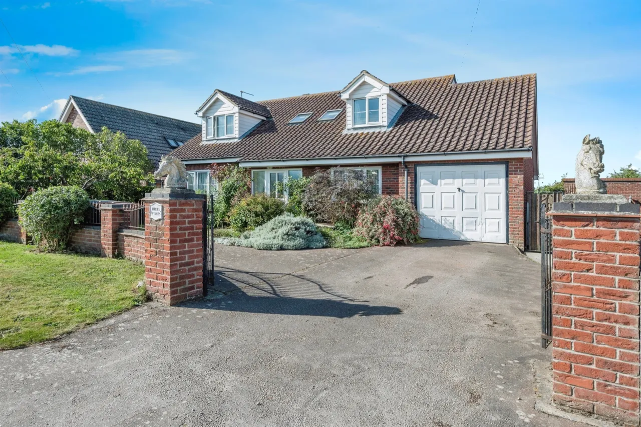 5 bed house for sale — Penguin Road, Scratby, Great Yarmouth
