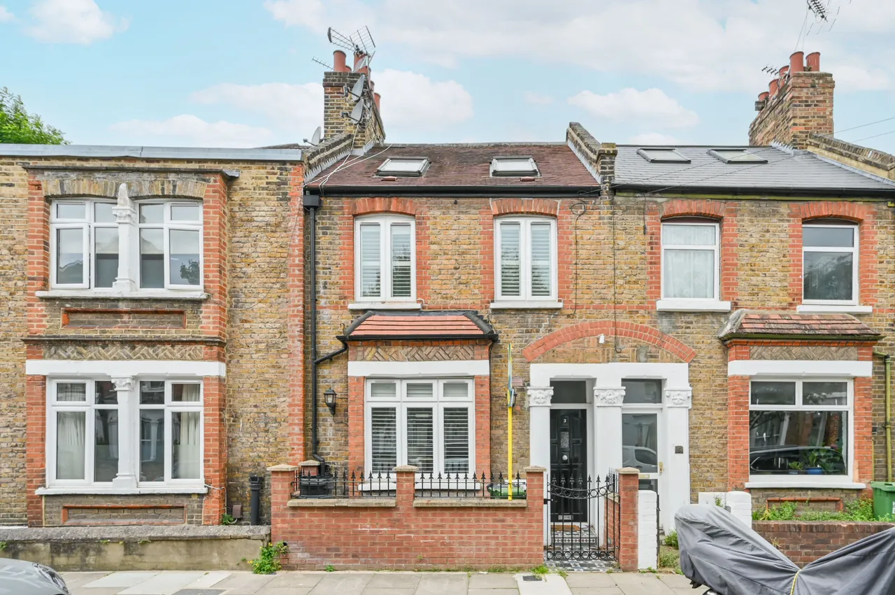 3 bed house to rent — 3 Tunis Road, London