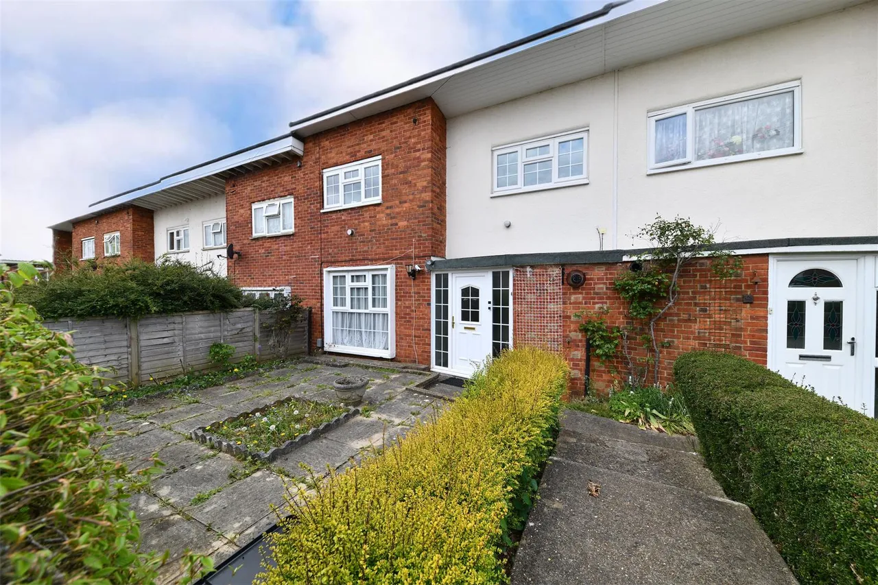3 bed house for sale — Nodes Drive, Stevenage, Herts, SG2 8AL