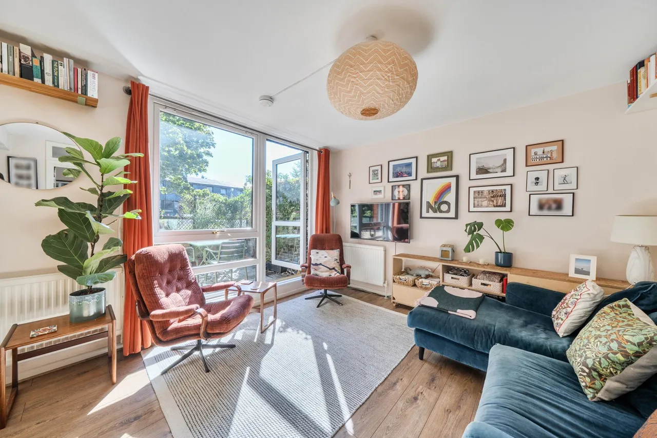 2 bed flat for sale — Manaton Close, SE15