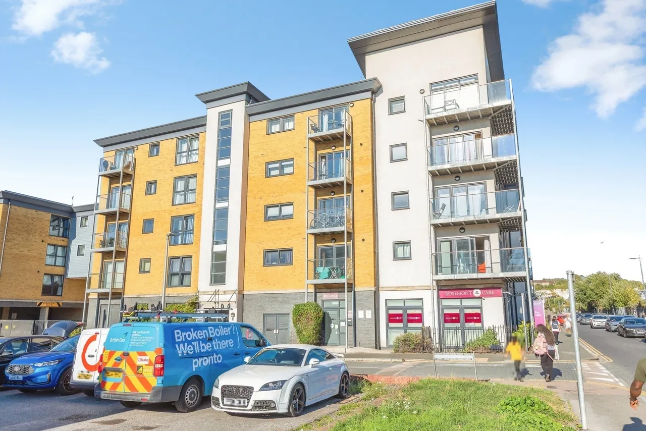 2 bed flat for sale, Station Road, Rochester, ME2