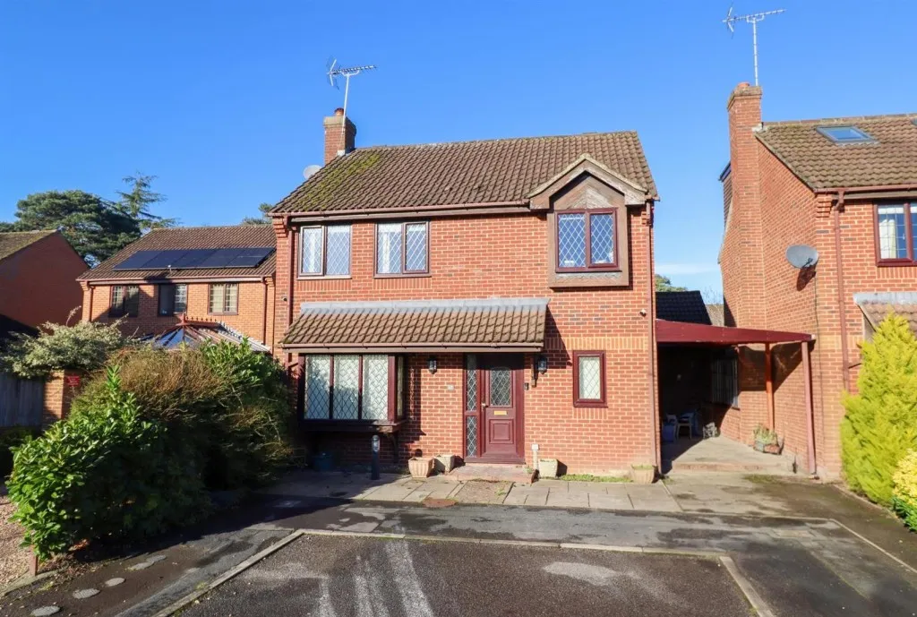4 bed house for sale, Azalea Gardens, Church Crookham