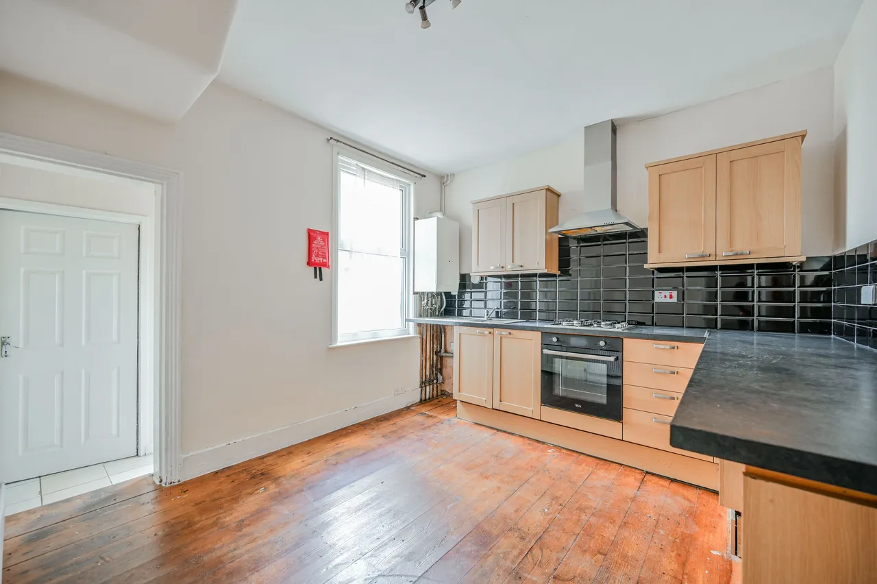 2 Latimer Avenue, London, photo 3
