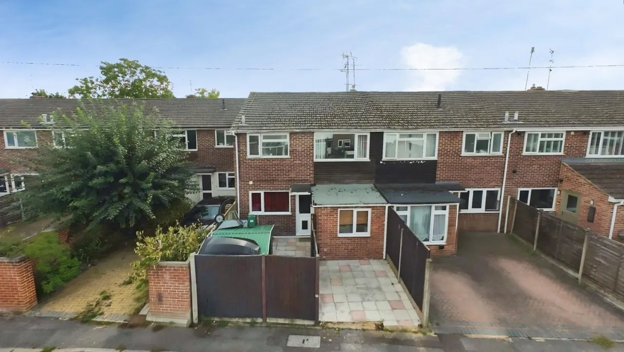3 bed house for sale, Beaulieu Gardens, Blackwater, GU17