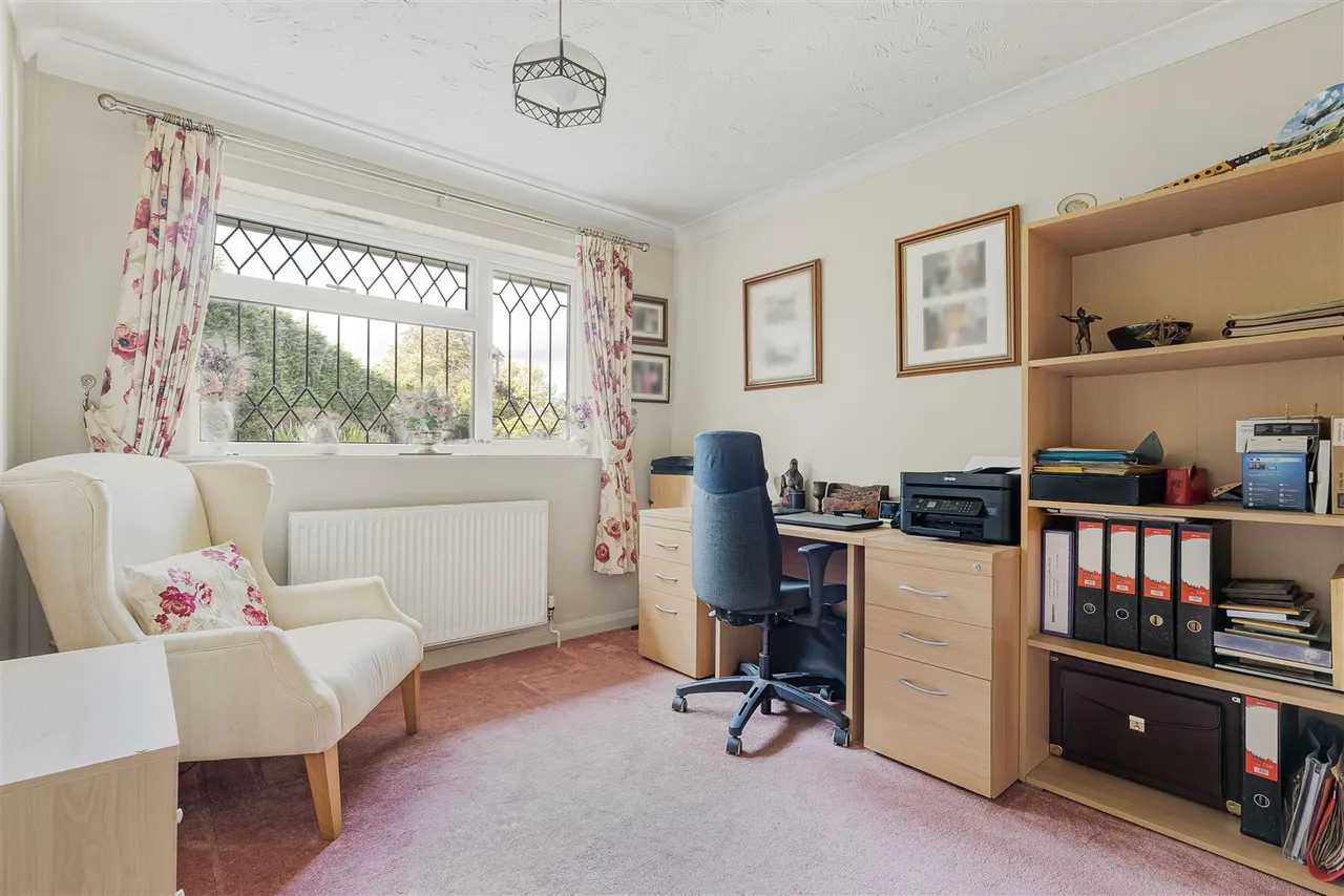 Burns Crescent, Bicester, photo 13