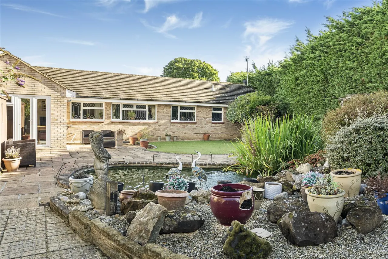 Burns Crescent, Bicester, photo 12