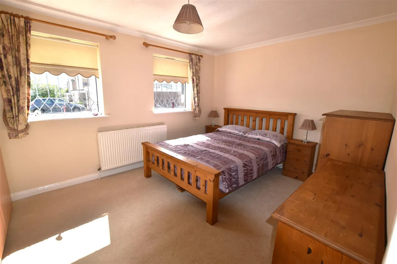 Burns Crescent, Bicester, photo 11