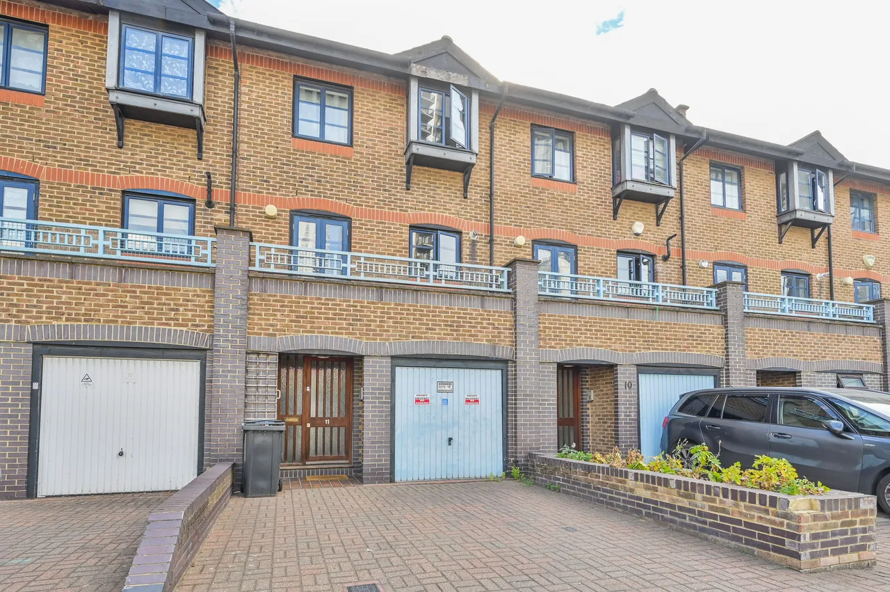 11 Lovegrove Walk, London, photo 2