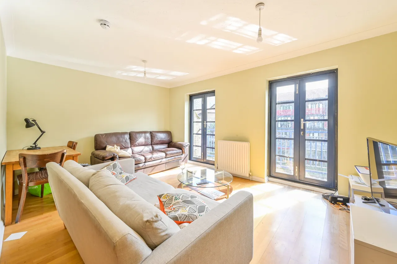 11 Lovegrove Walk, London, photo 3