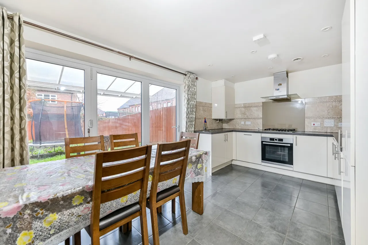 4 bed house for sale — 17 Finefield Walk, Slough