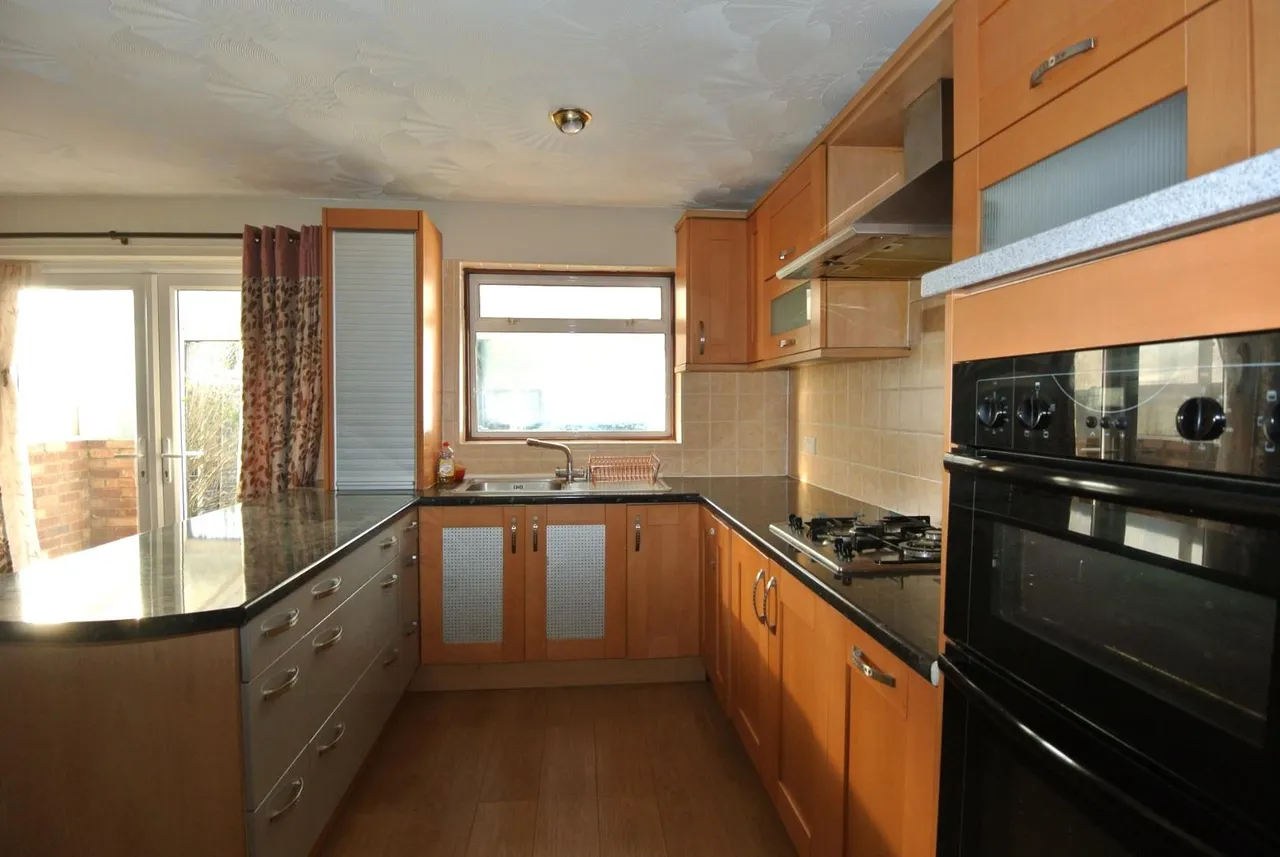 Sandells Avenue, Ashford, Surrey, TW15 1AJ, photo 3
