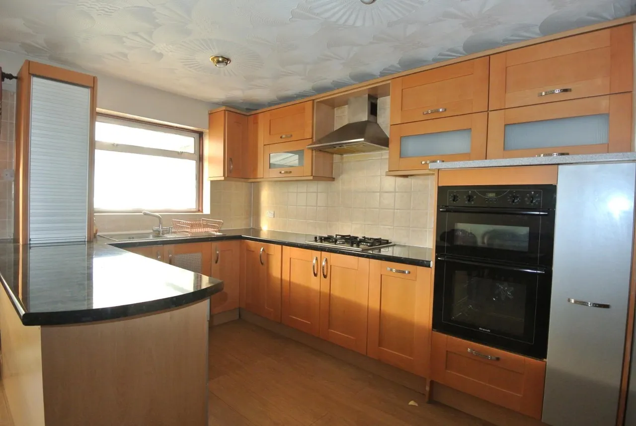 Sandells Avenue, Ashford, Surrey, TW15 1AJ, photo 8
