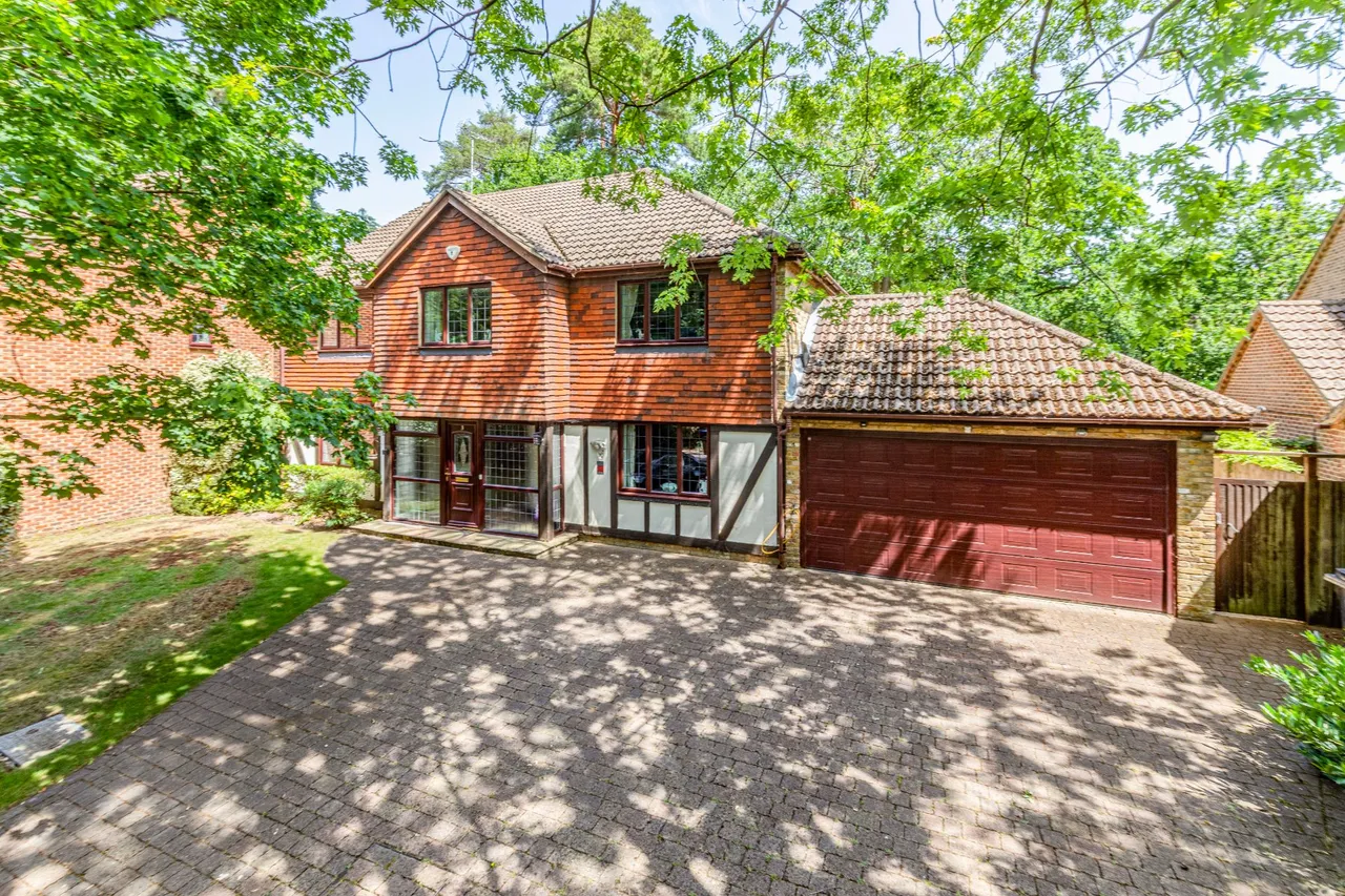 5 bed house for sale, Wood Riding, Pyrford Woods, GU22