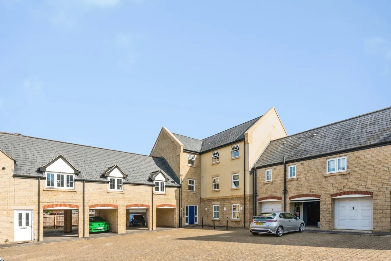 Cassini Drive, Swindon, SN25, photo 4