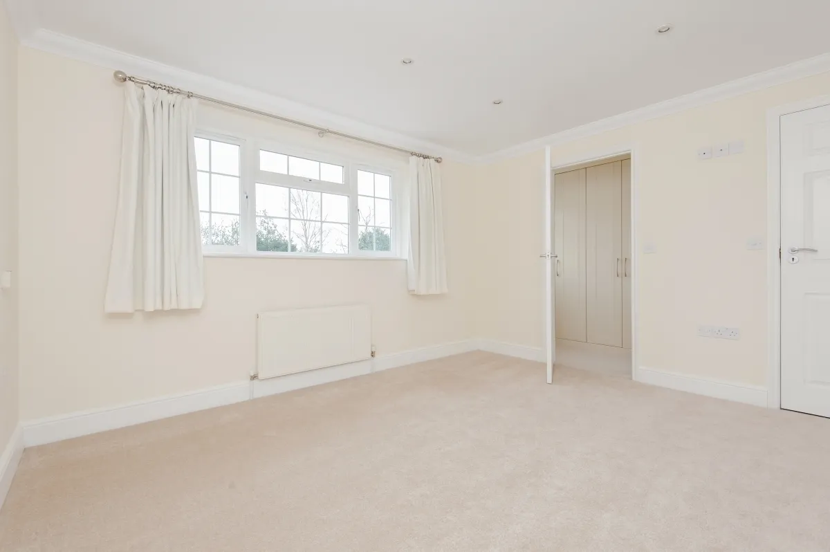 Midway Walton-On-Thames KT12, photo 9