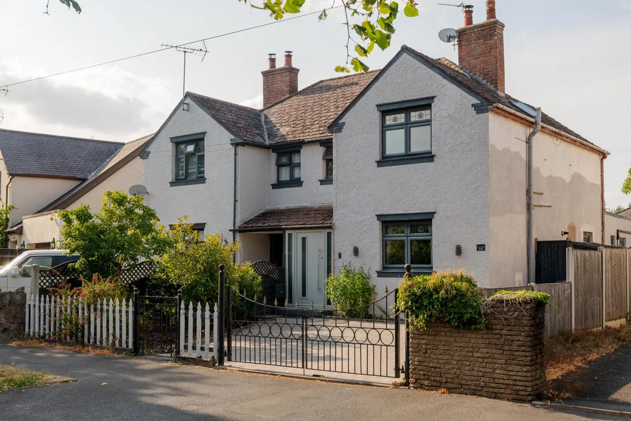 3 bed house for sale — Aggborough Crescent, Kidderminster