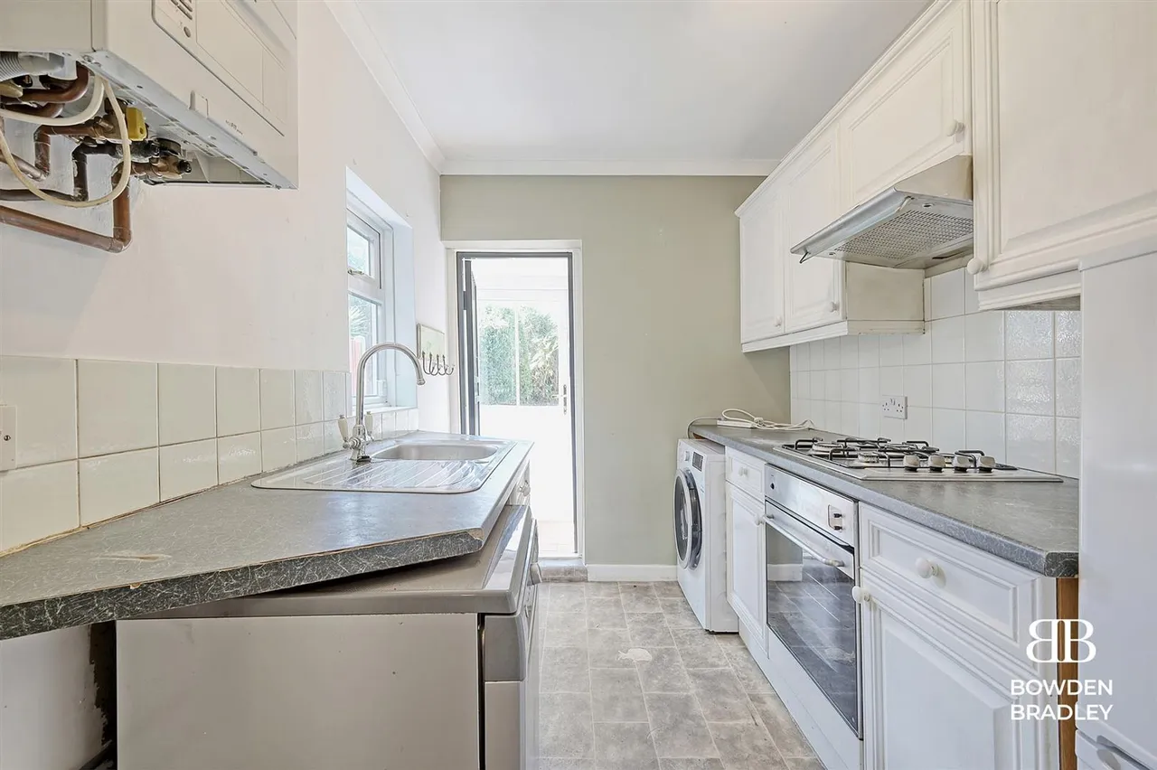 Tomswood Hill, Hainault, IG6, photo 5