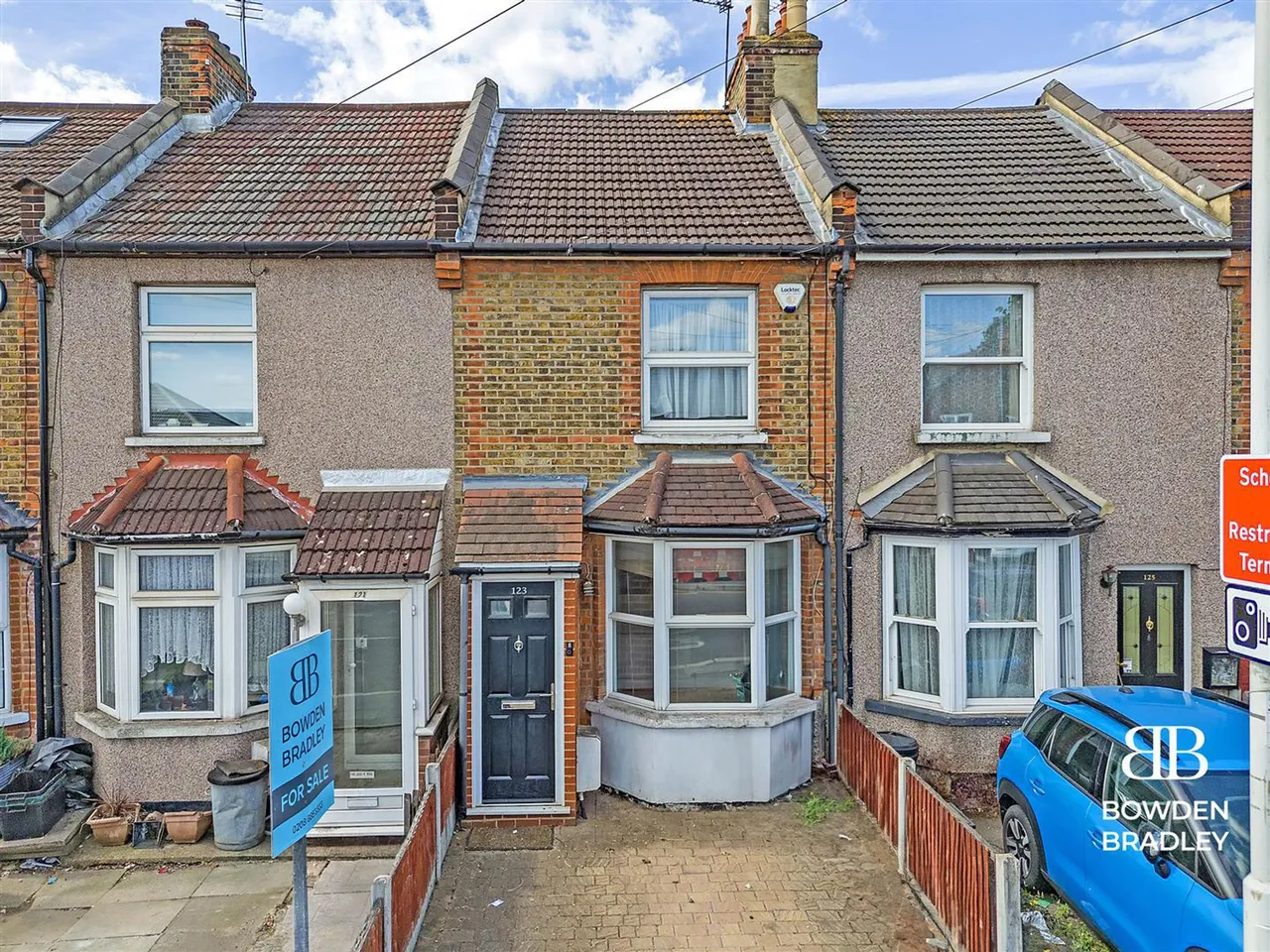 2 bed house for sale — Tomswood Hill, Hainault, IG6