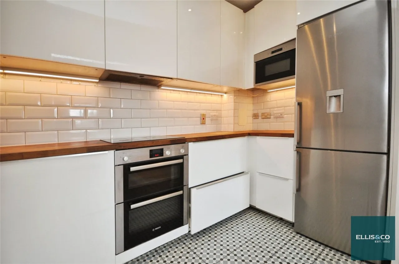 High Road, North Finchley, N12, photo 2