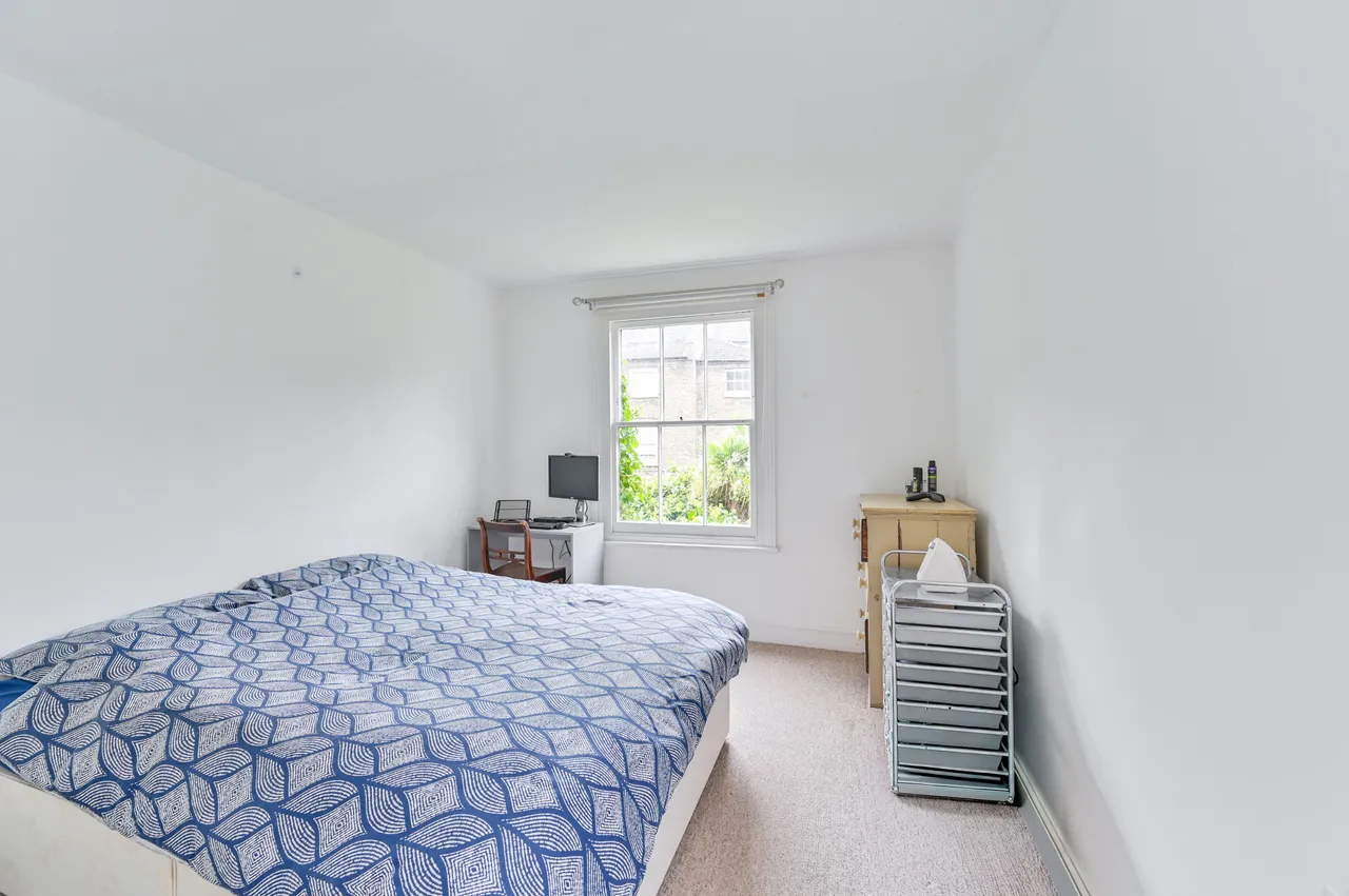 2 bed flat to rent — 43b Handforth Road, London