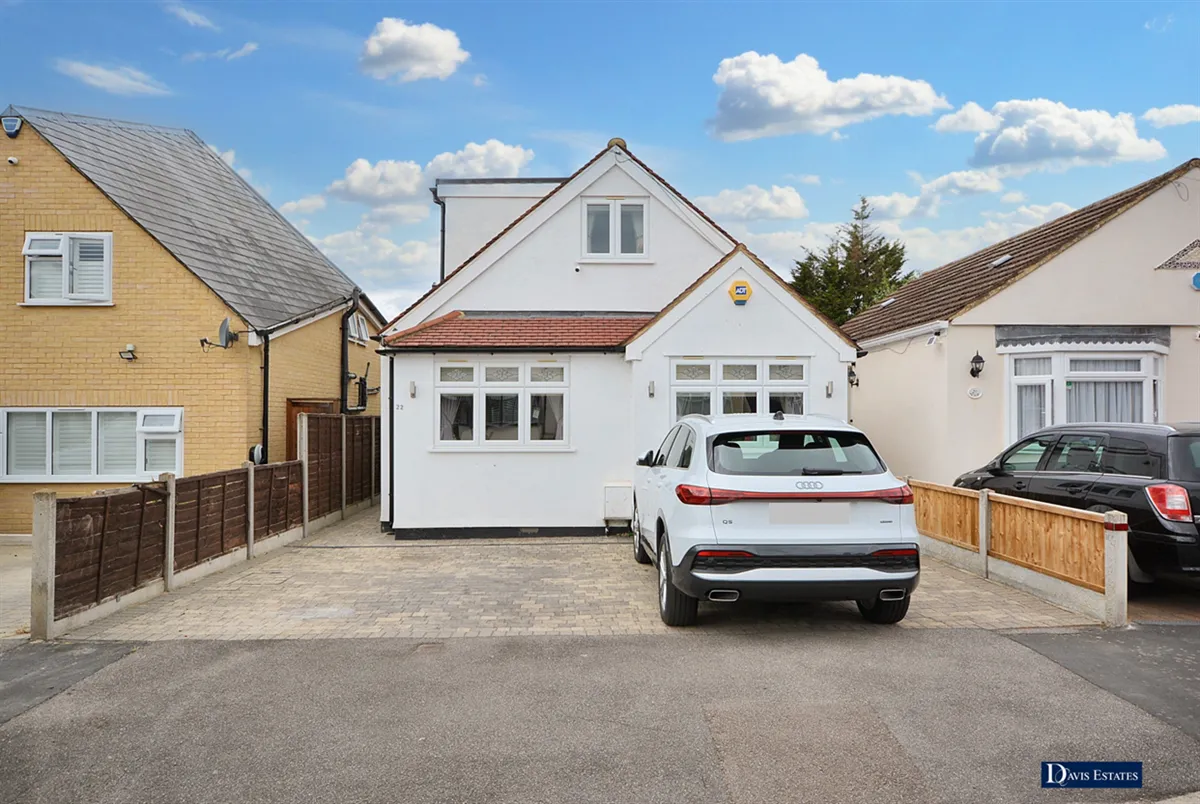 3 bed chalet for sale — Candover Road, Hornchurch, RM12