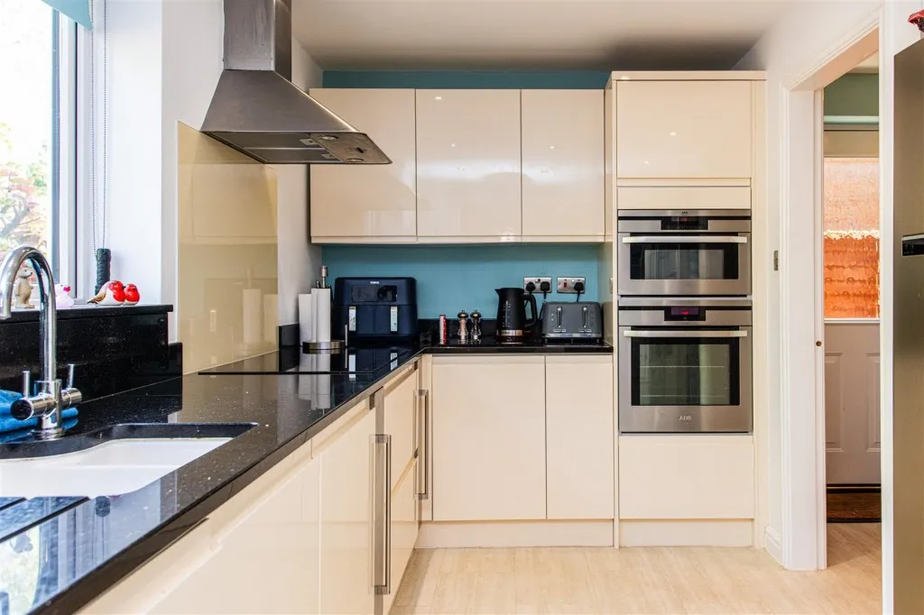 Lexden Close, Wootton, photo 2