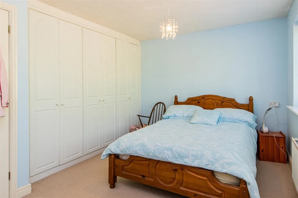 Lexden Close, Wootton, photo 17