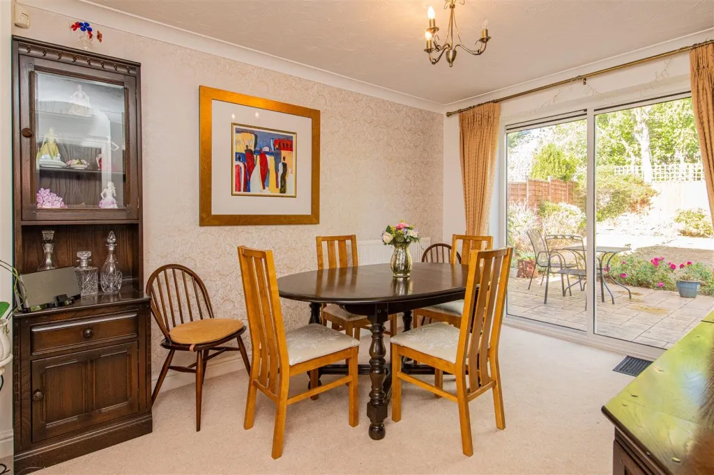 Lexden Close, Wootton, photo 9