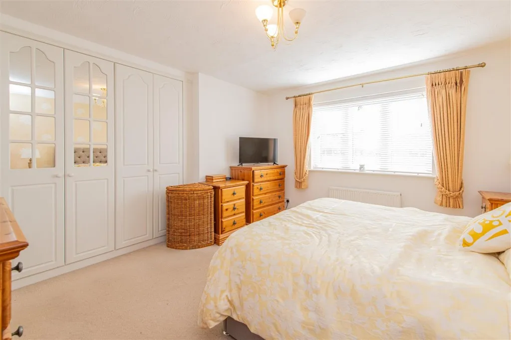 Lexden Close, Wootton, photo 14