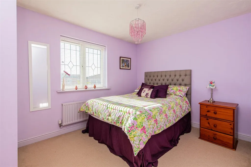 Lexden Close, Wootton, photo 19