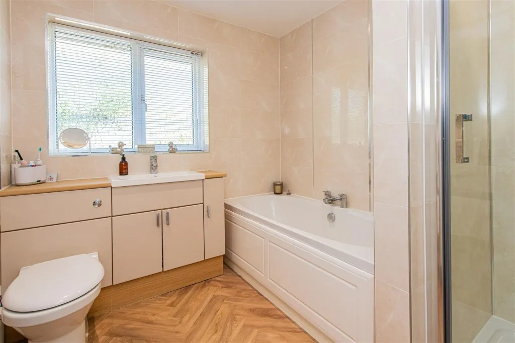 Lexden Close, Wootton, photo 18