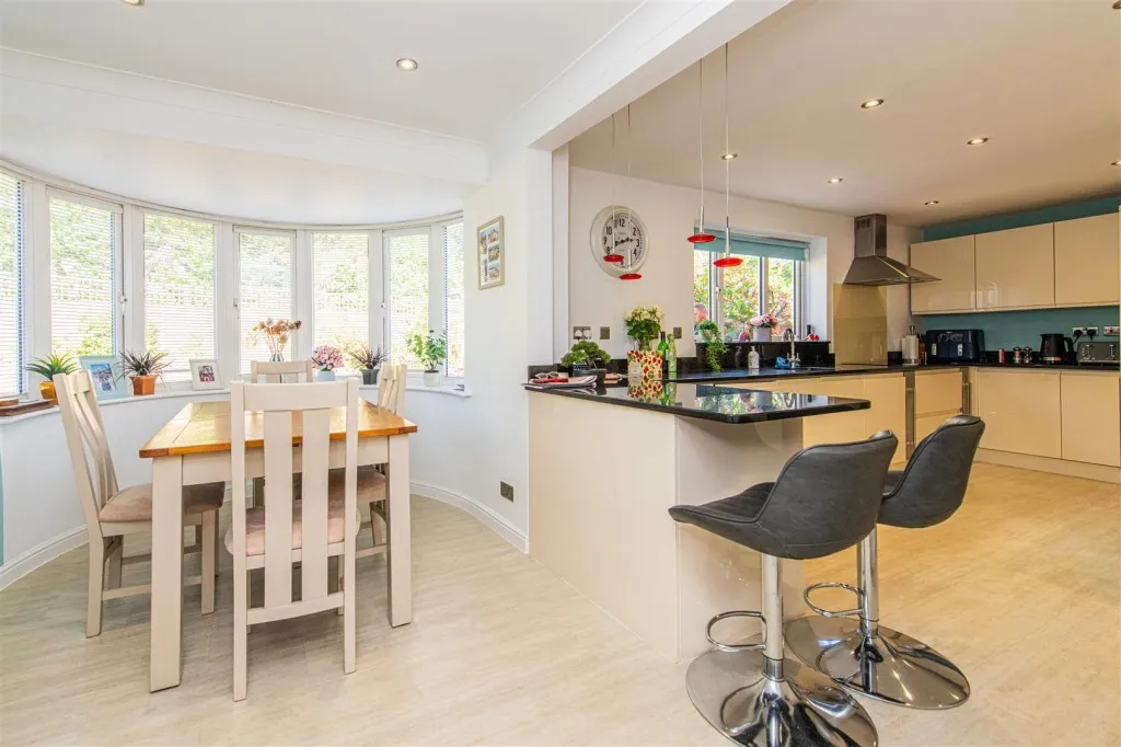 Lexden Close, Wootton, photo 3