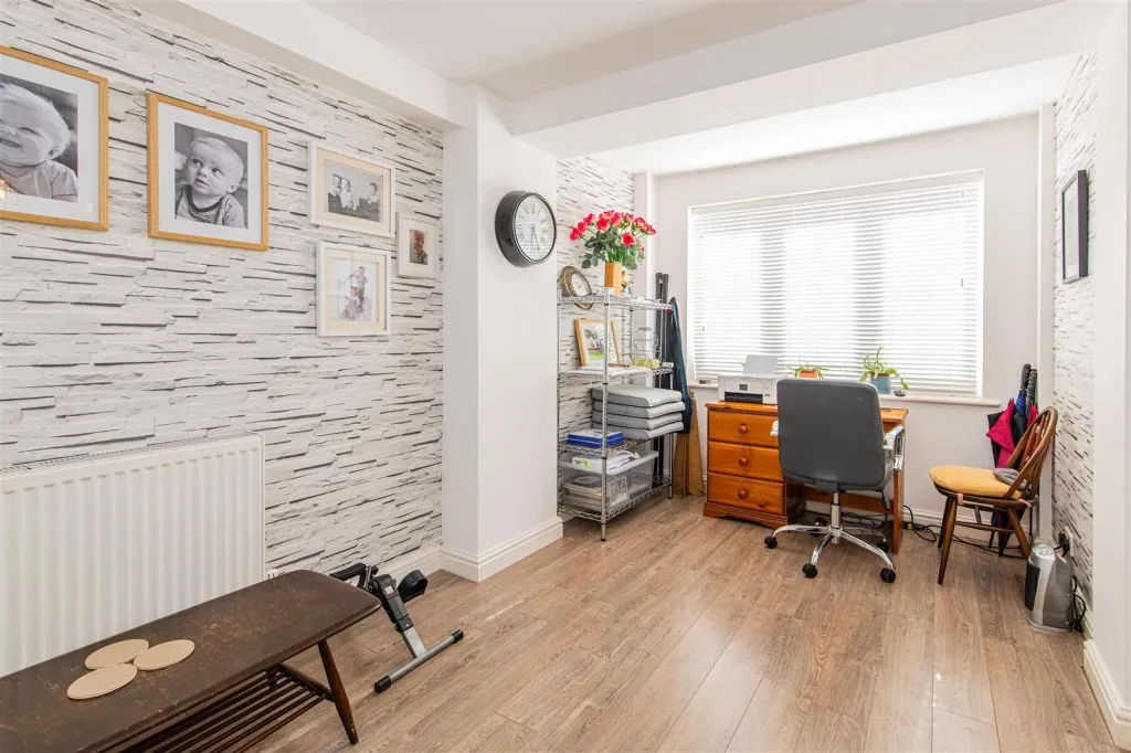 Lexden Close, Wootton, photo 10