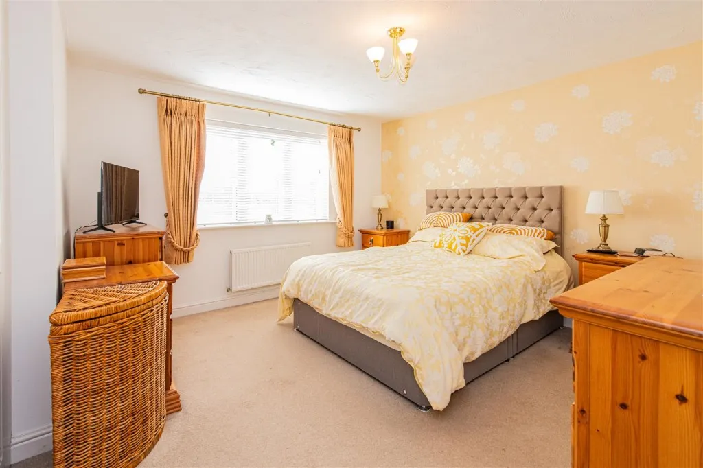 Lexden Close, Wootton, photo 13